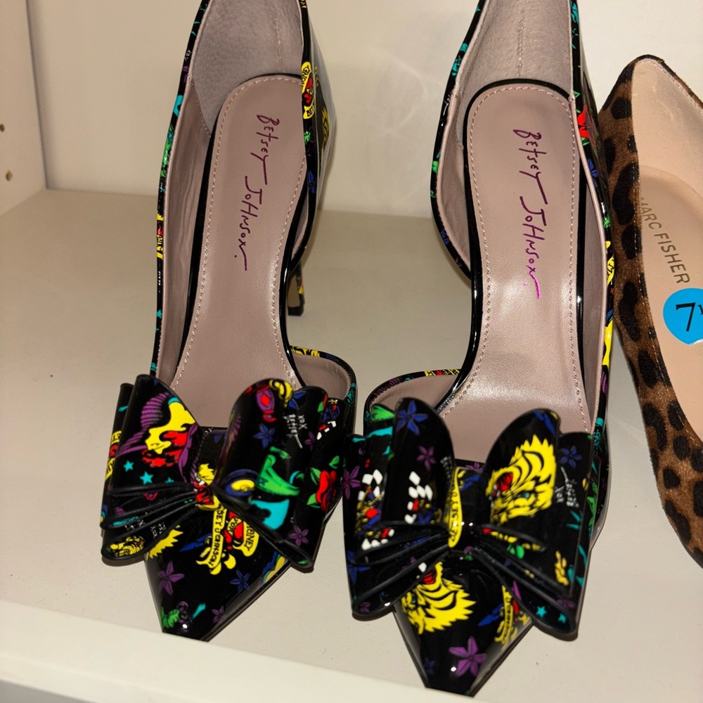 Betsey Johnson Black Multicolor Bow Heels